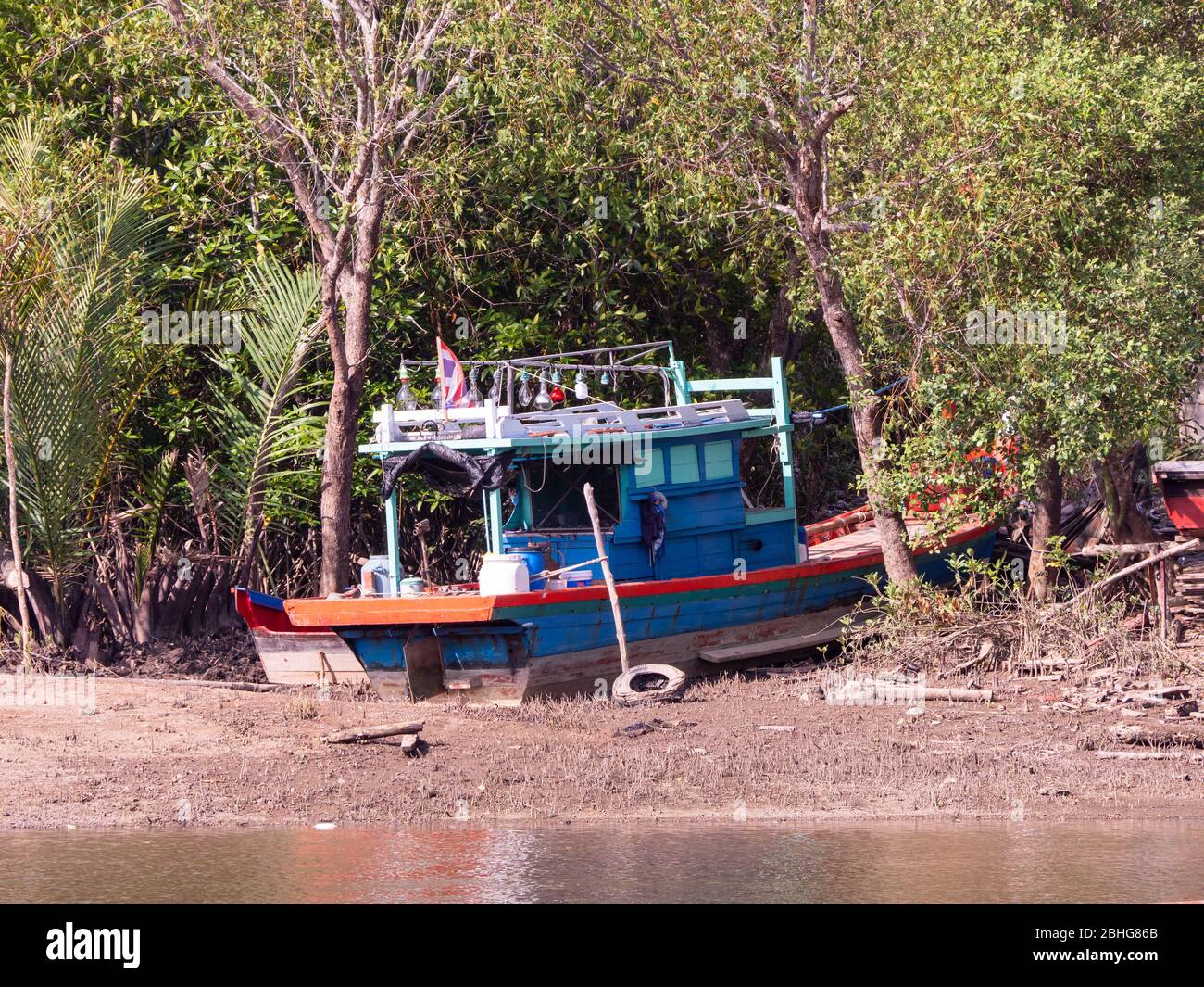 Traditionelles Holzboot auf einer kleinen Werft am Ufer des Mak Bang, einem Kanal in Satun City, Satun im Süden Thailands. Stockfoto