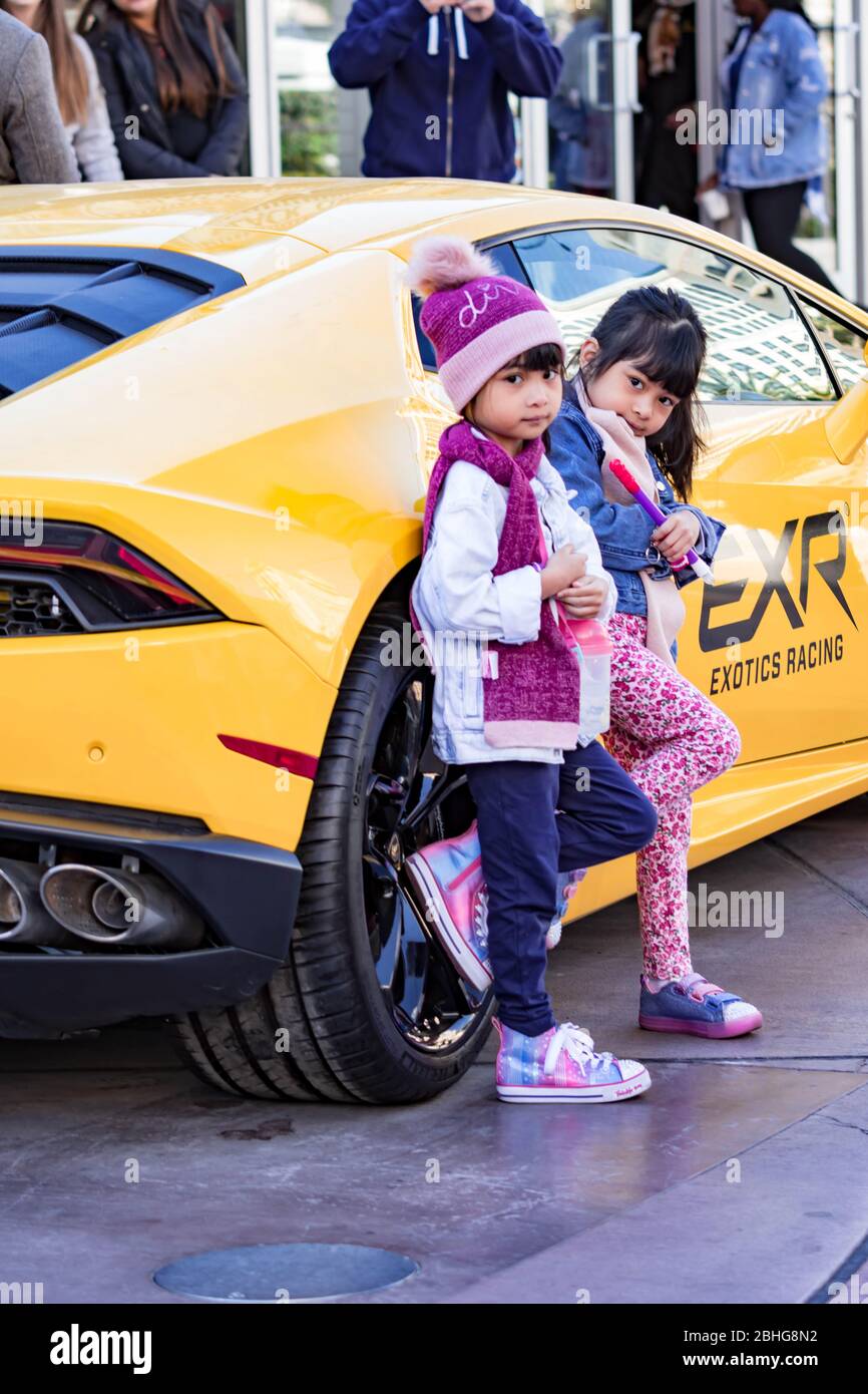 Süße Zwillinge und ein gelber von Exotic Racing parkten am