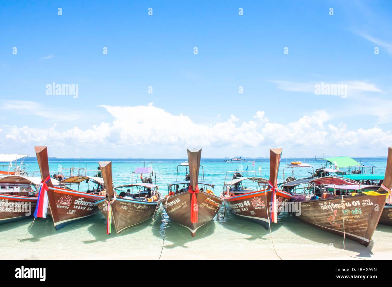 Viele Bootstouren und Touristen am Strand auf Poda Island, Krabi in Thailand. Oktober 13, 2019. Stockfoto
