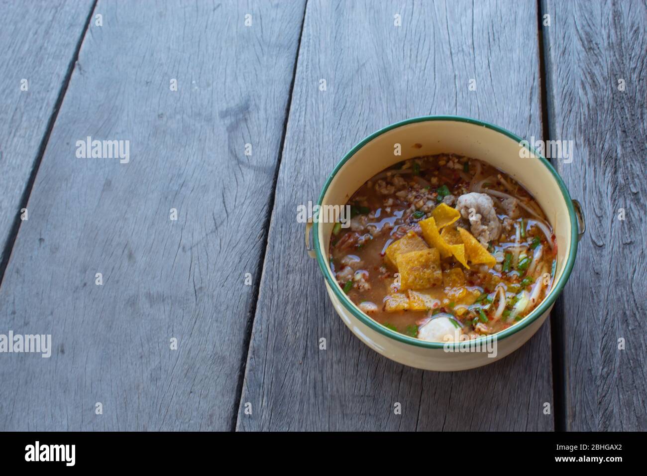 Würzige Nudelsuppe mit Schweinefleisch, den Pinto geben. Stockfoto