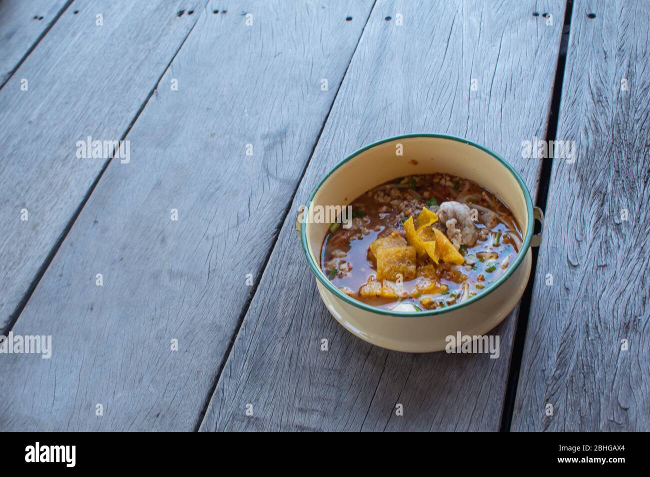 Würzige Nudelsuppe mit Schweinefleisch, den Pinto geben. Stockfoto