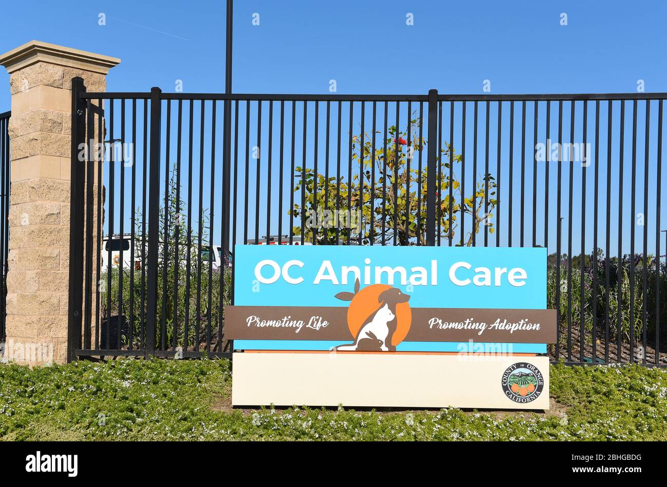 TUSTIN, KALIFORNIEN - 25. APRIL 2020: Zeichen für die OC Animal Care Einrichtung, ein Tierheim bietet Adoption und Veterinärdienste. Stockfoto