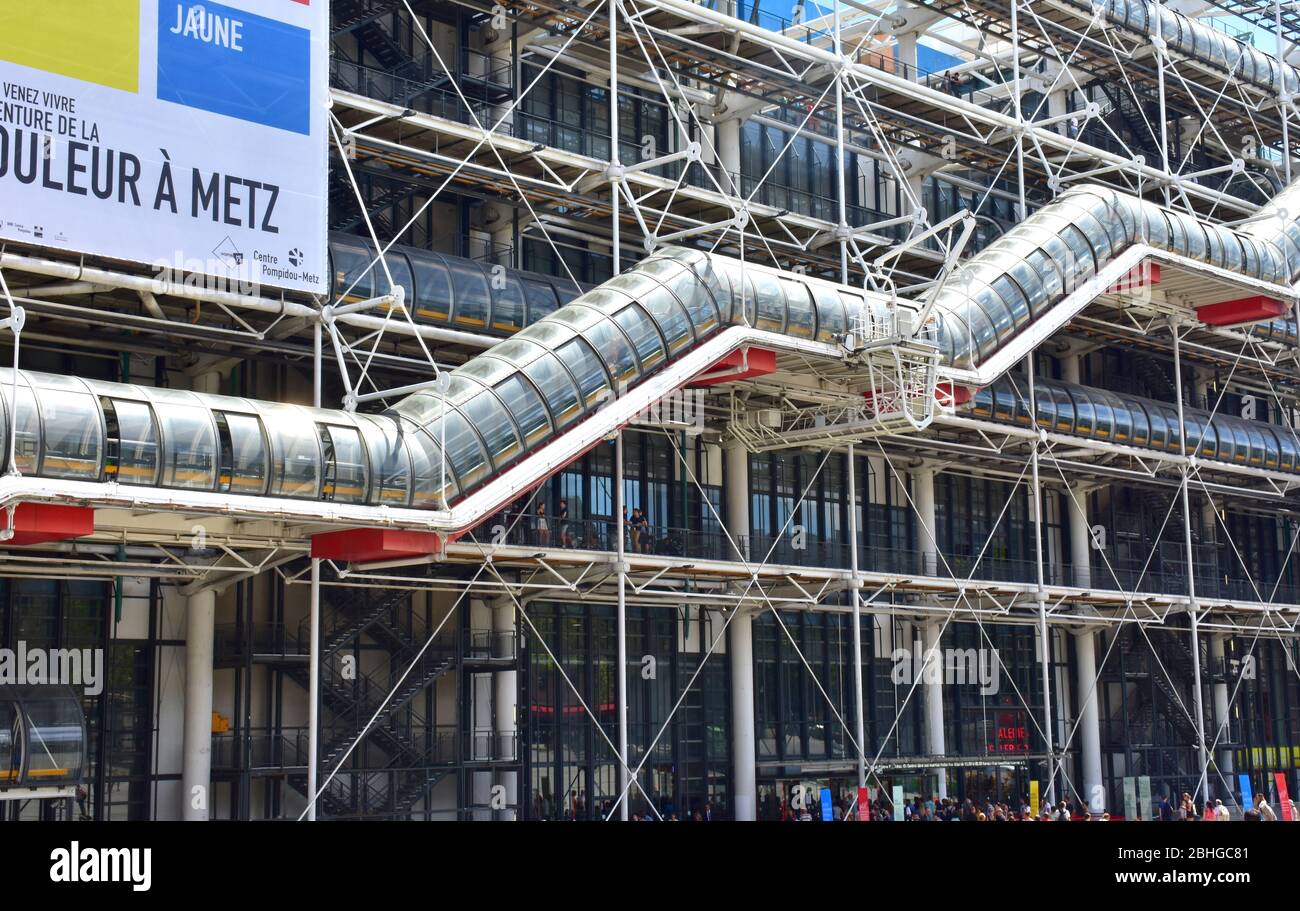 Außenansicht der Hauptfassade des Centre Pompidou vom Place Georges-Pompidou mit modernen Architekturdetails. Paris, Frankreich. 12. August 2018. Stockfoto