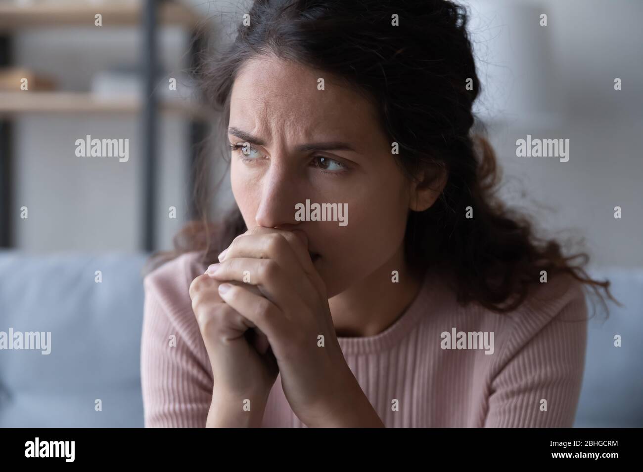 Frustrierte gestresste junge Frau, die an schwierige Entscheidung denkt. Stockfoto