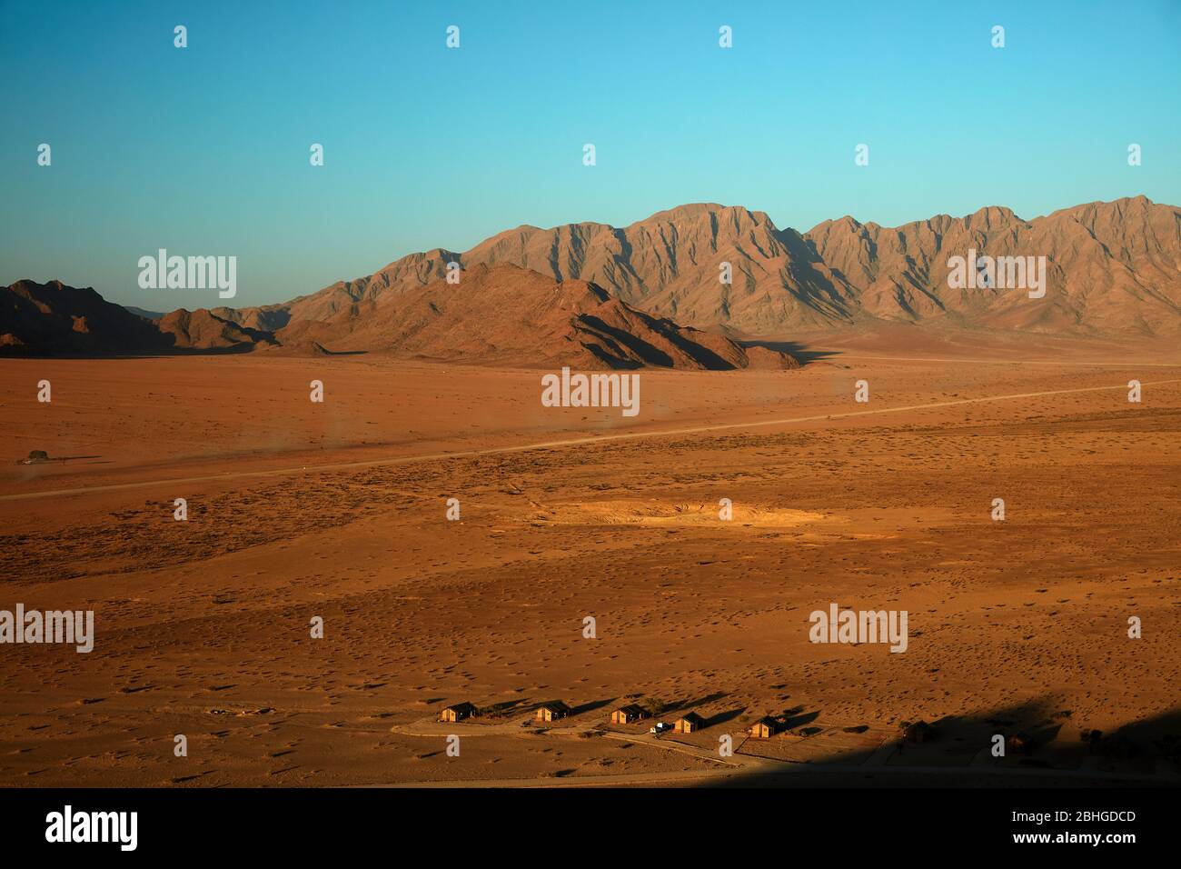 Blick auf Berge und Desert Camp, von oben auf einem Felsen Koppie, Sesriem, Namib Wüste, Namibia, Afrika Stockfoto