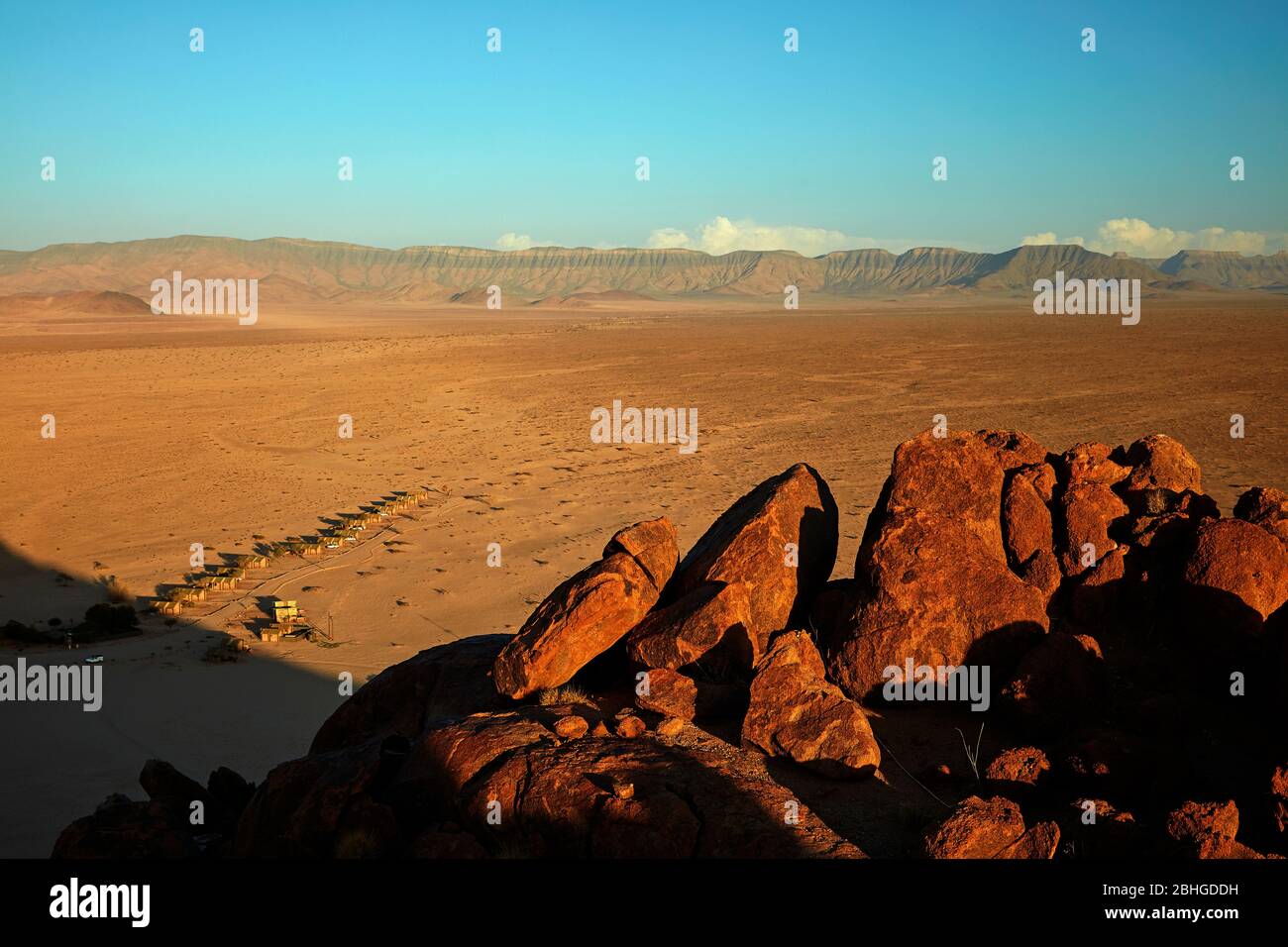 Blick auf Berge und Desert Camp, von oben auf einem Felsen Koppie, Sesriem, Namib Wüste, Namibia, Afrika Stockfoto