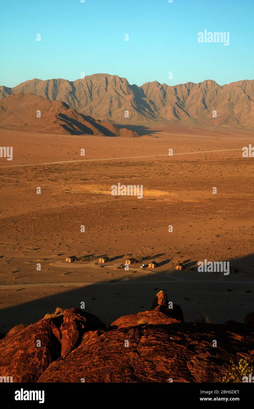 Blick auf Berge und Desert Camp, von oben auf einem Felsen Koppie, Sesriem, Namib Wüste, Namibia, Afrika Stockfoto