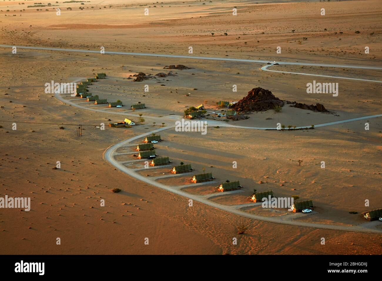 Blick auf Berge und Desert Quiver Camp, von oben auf einem Felsen Koppie, Sesriem, Namib Wüste, Namibia, Afrika Stockfoto