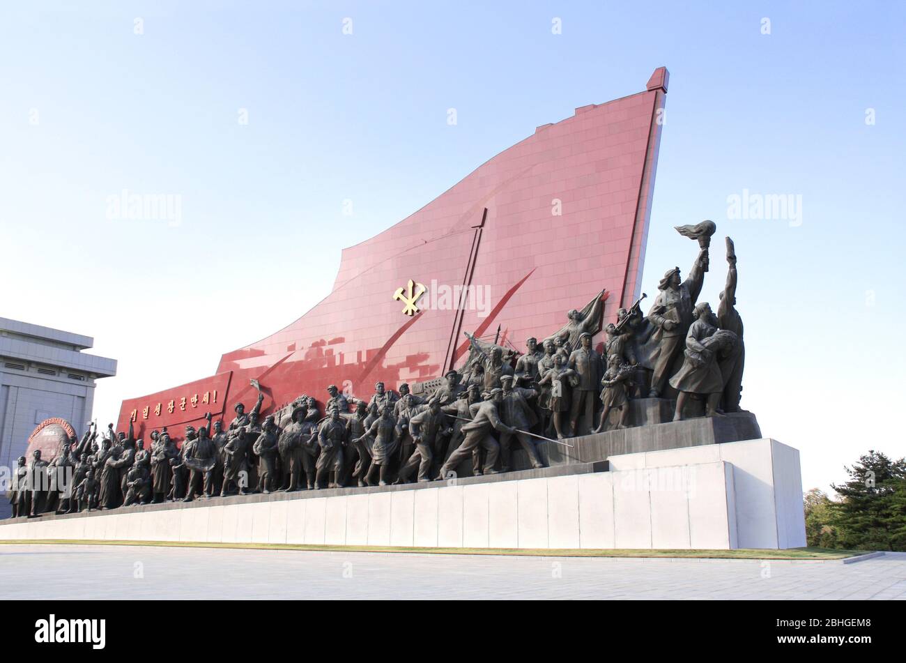 PJÖNGJANG, NORDKOREA (DVRK) - 14. SEPTEMBER 2017: Großes Denkmal Mansudae. Statuen von revolutionären Menschen (Männer, Frauen, Kinder, Soldaten, Matrosen, Stockfoto