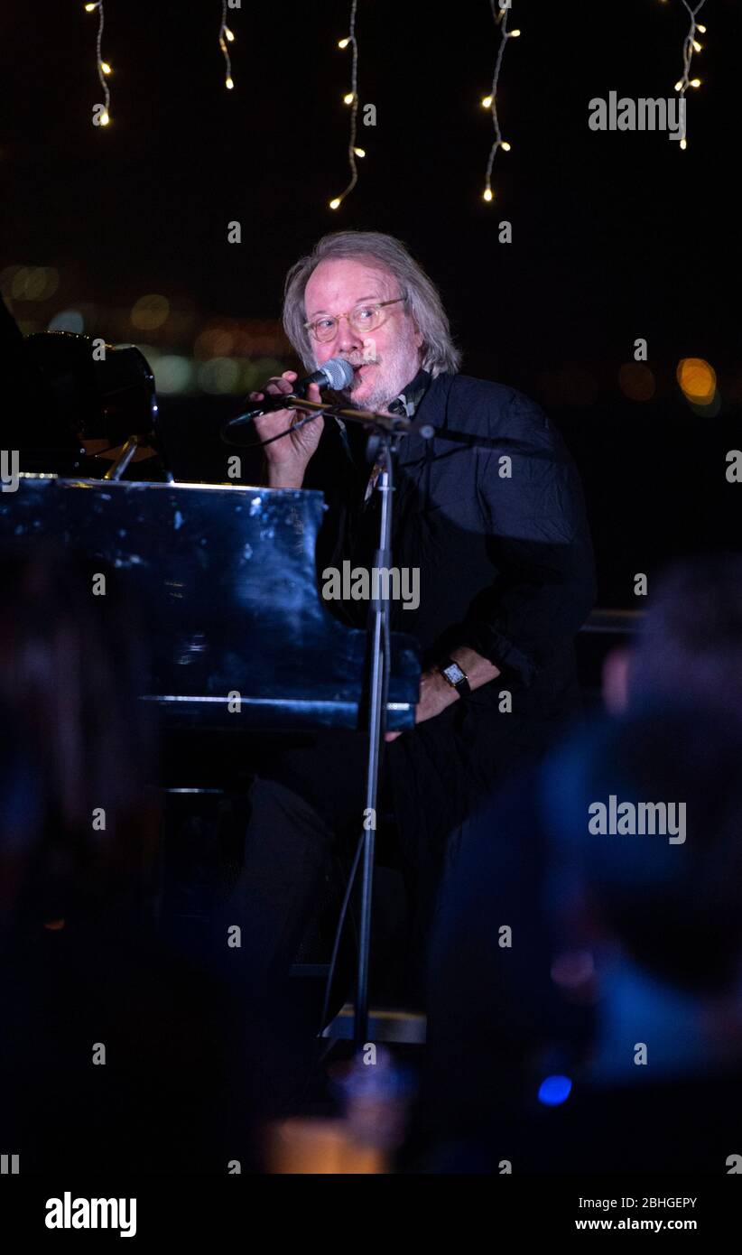 Hongkong, China: 10. Dezember 2019. Benny Andersson von ABBA (im Bild) spielt am Klavier, begleitet von dem schwedischen Musiktheatersänger Niklas Asknergård Stockfoto