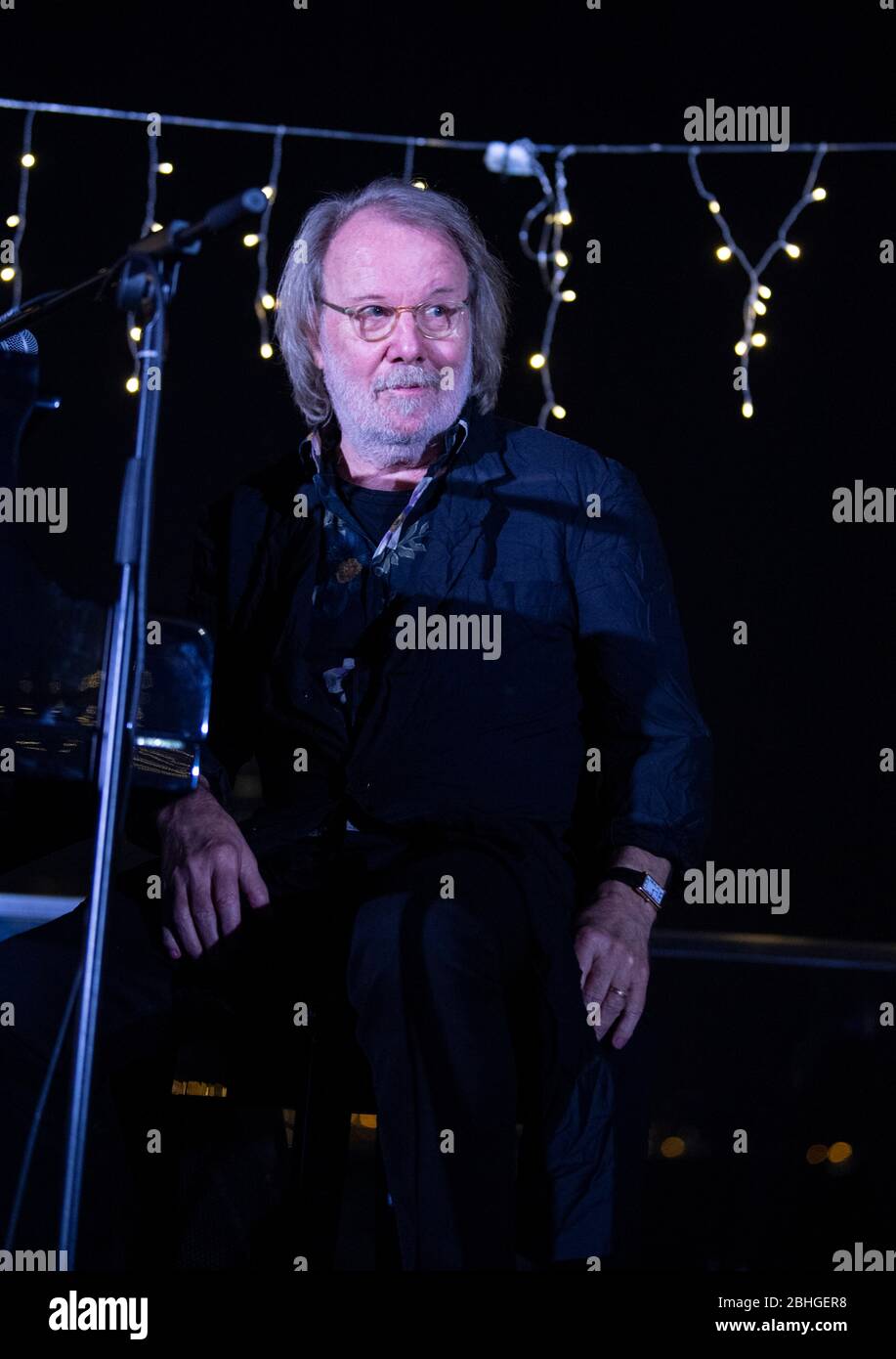 Hongkong, China: 10. Dezember 2019. Benny Andersson von ABBA (im Bild) spielt am Klavier, begleitet von dem schwedischen Musiktheatersänger Niklas Asknergård Stockfoto