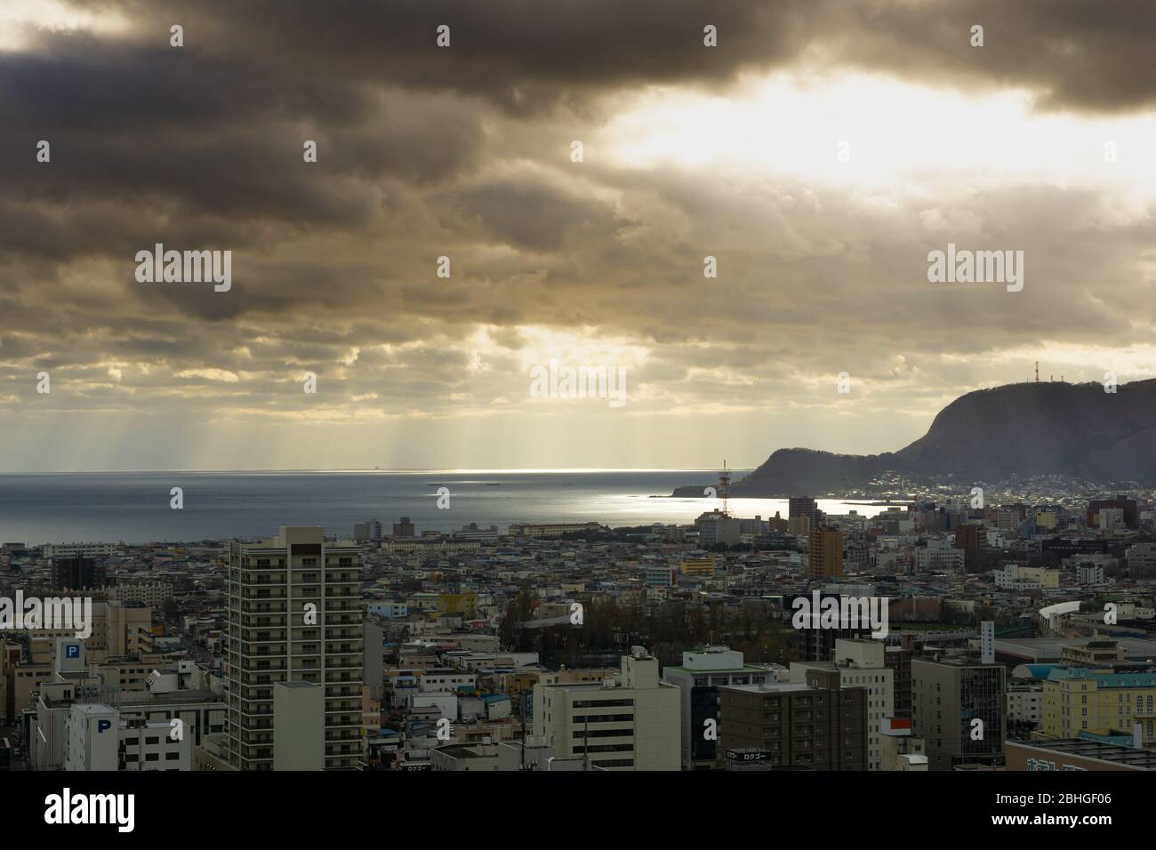 Hakodate, Japan - 30Nov2019: Der Blick vom Goryokaku Tower war besonders beeindruckend, Stadtbau war Konsistenz zu schätzen, umgeben Meer und Stockfoto