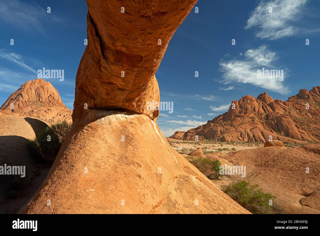 Natürlichen Felsbogen Spitzkoppe (links) und Pondok Berge in Ferne (rechts), Namibia, Afrika Stockfoto