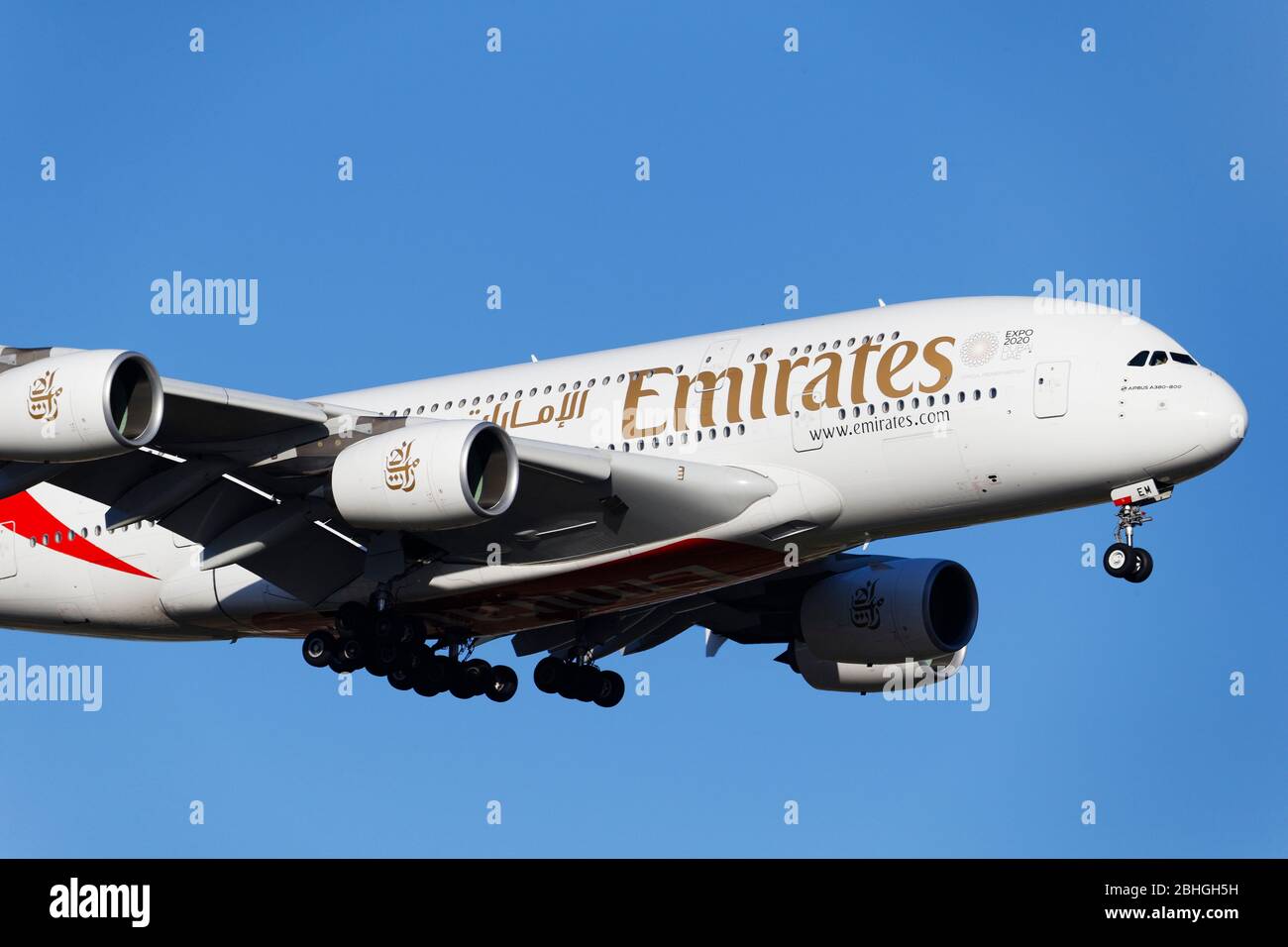 Emirates A-380-800, Passagierflugzeug im Landeanflug Stockfoto