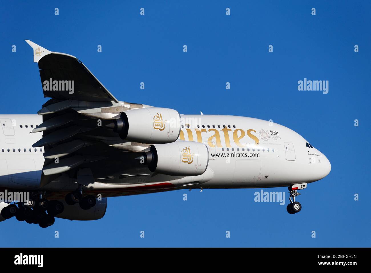 Emirates A-380-800, Passagierflugzeug im Landeanflug Stockfoto