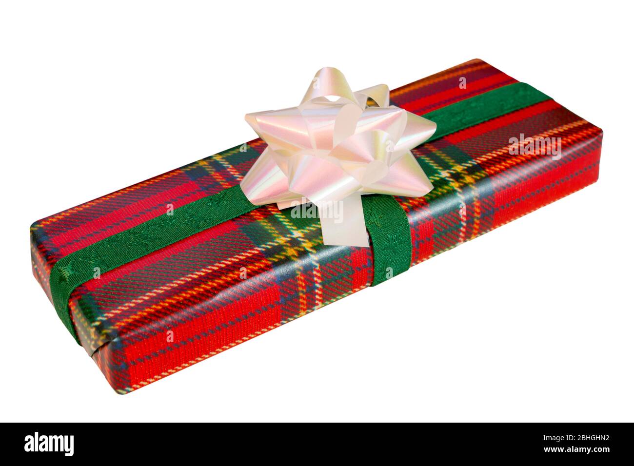 Eingewickeltes Geschenk mit Schottenpapier und einer Perlenschleife auf einem isolierten weißen Hintergrund mit einem Schnittpfad Stockfoto