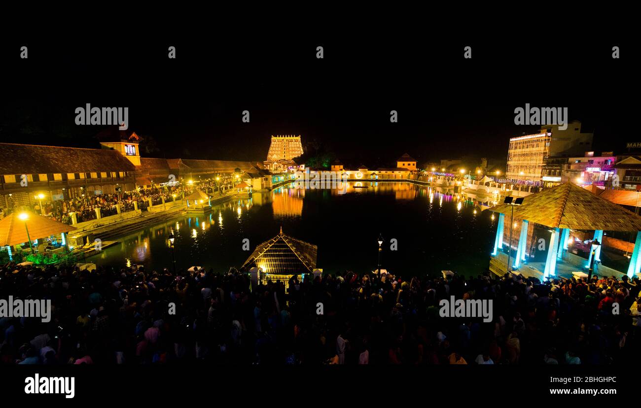 Lakshadeepam ist ein Festival von 100,000 Öllampen am Sree Padmanabha Swamy Tempel. Dieses Fest wird einmal in sechs Jahren gefeiert. Stockfoto