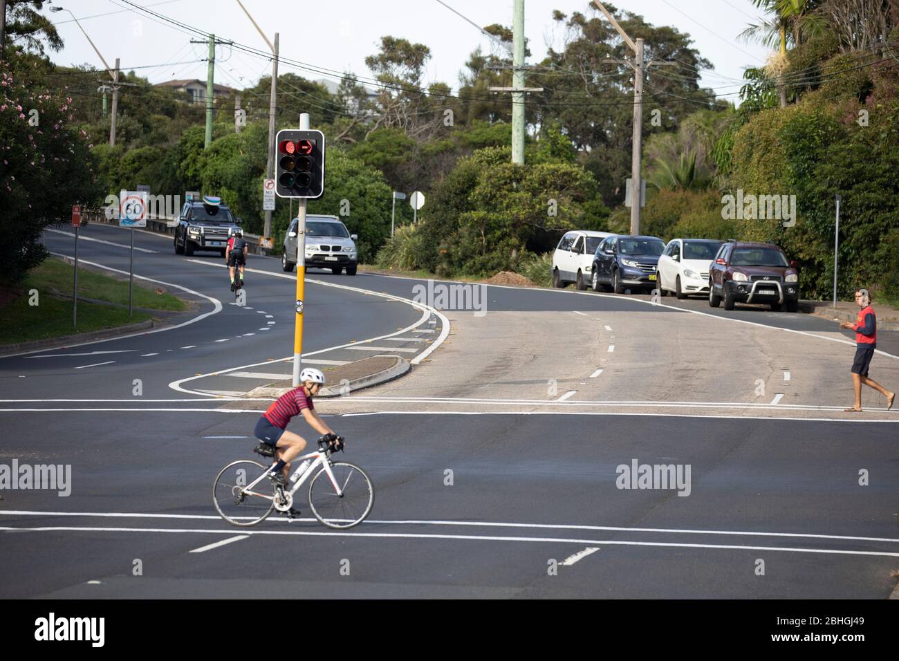 COVID -19 sperren in Sydney, Frau Radfahrerin auf ihrem Fahrrad für erlaubte tägliche Übung, Sydney, Australien Stockfoto