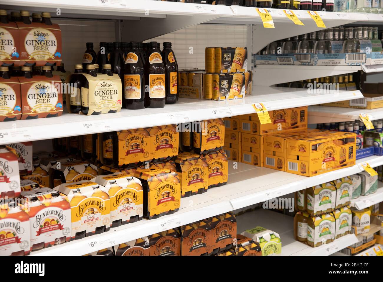 Bundaberg Getränke und Ingwer Bier in Supermarktregalen, Sydney, Australien Stockfoto