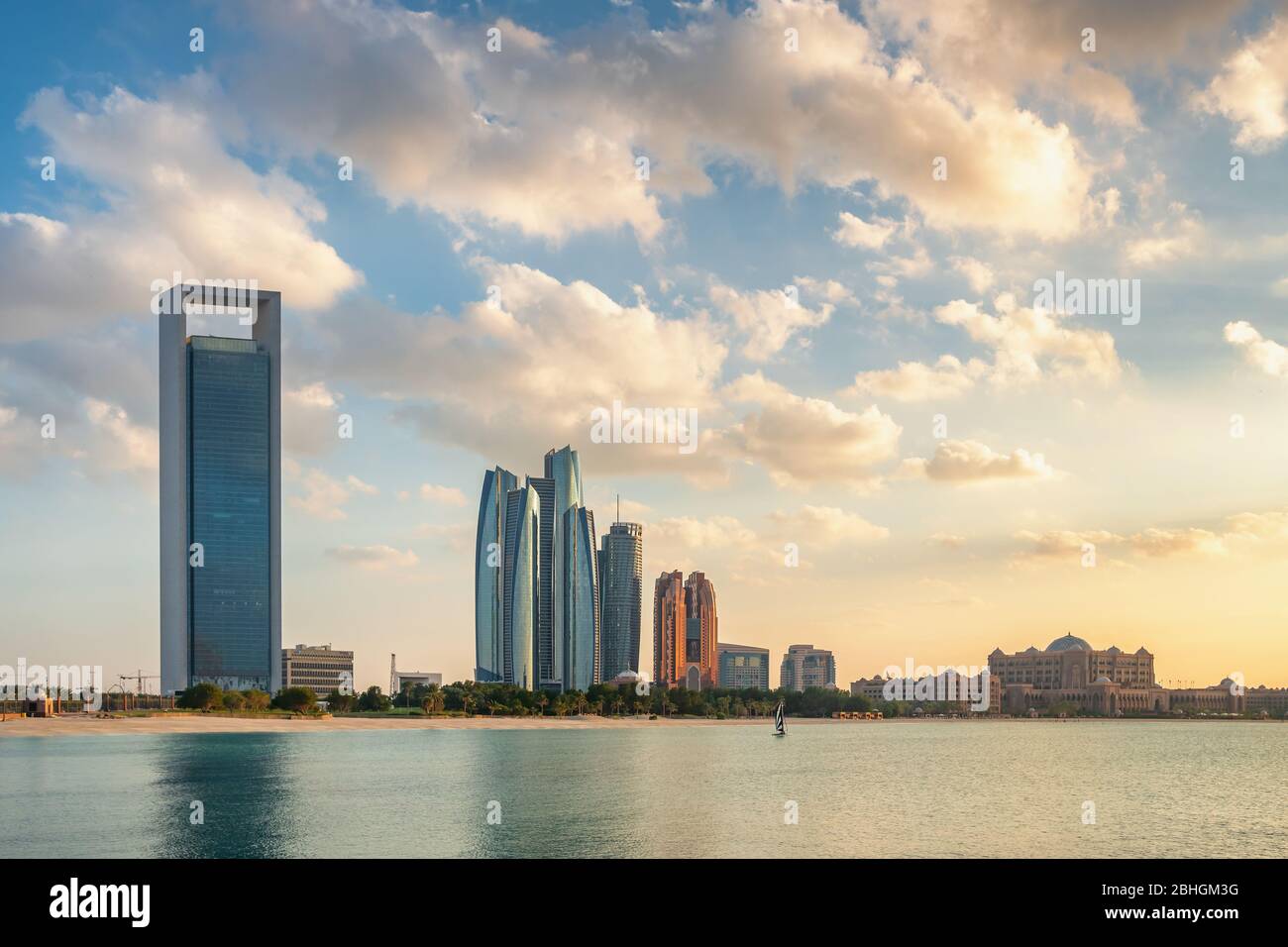 Stadtbild von Abu Dhabi mit modernen Wolkenkratzern bei Sonnenuntergang, VAE Stockfoto