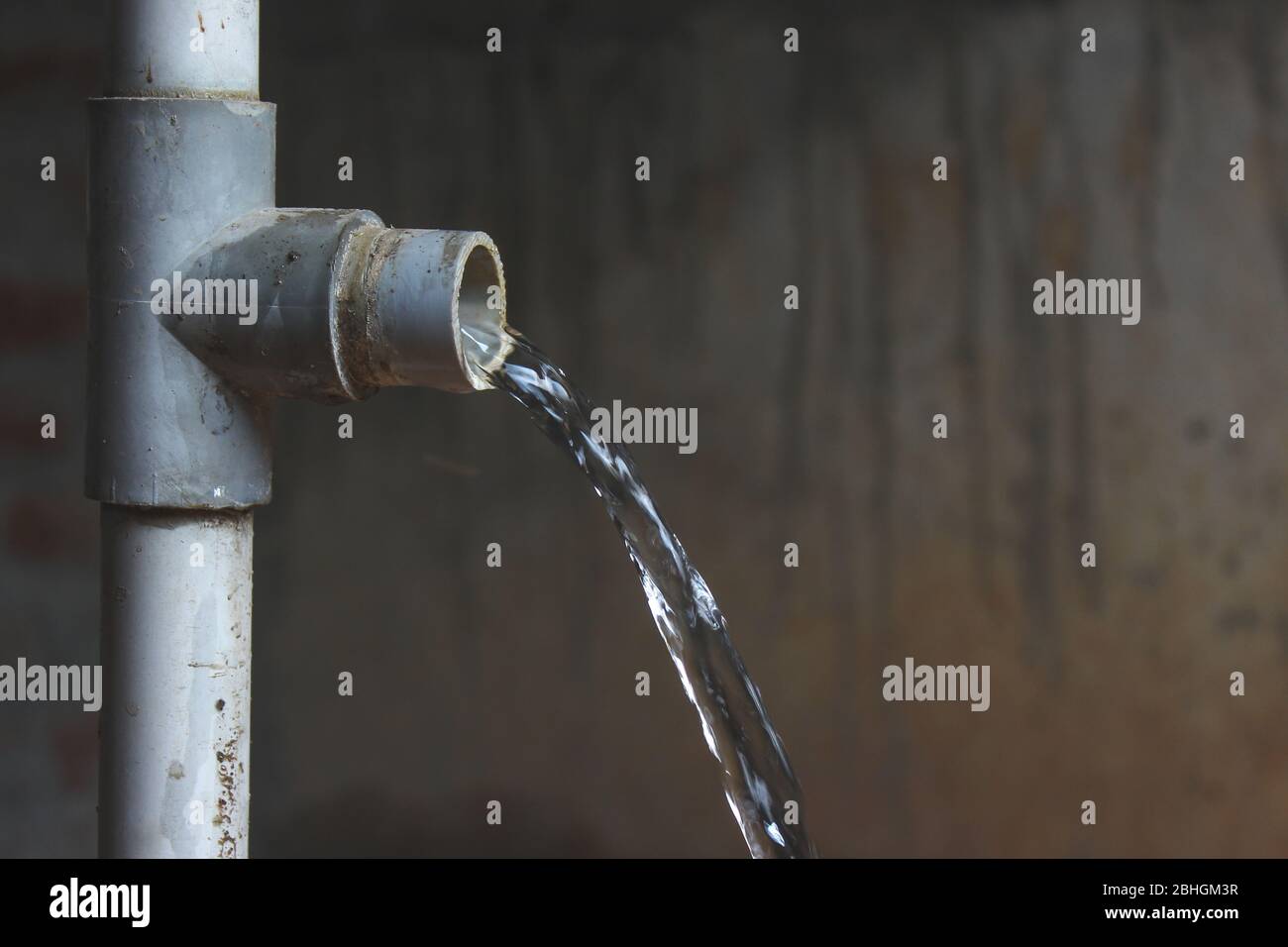 Undichte Leitung. Defekte/Undichte Wasserleitung Stockfotografie - Alamy