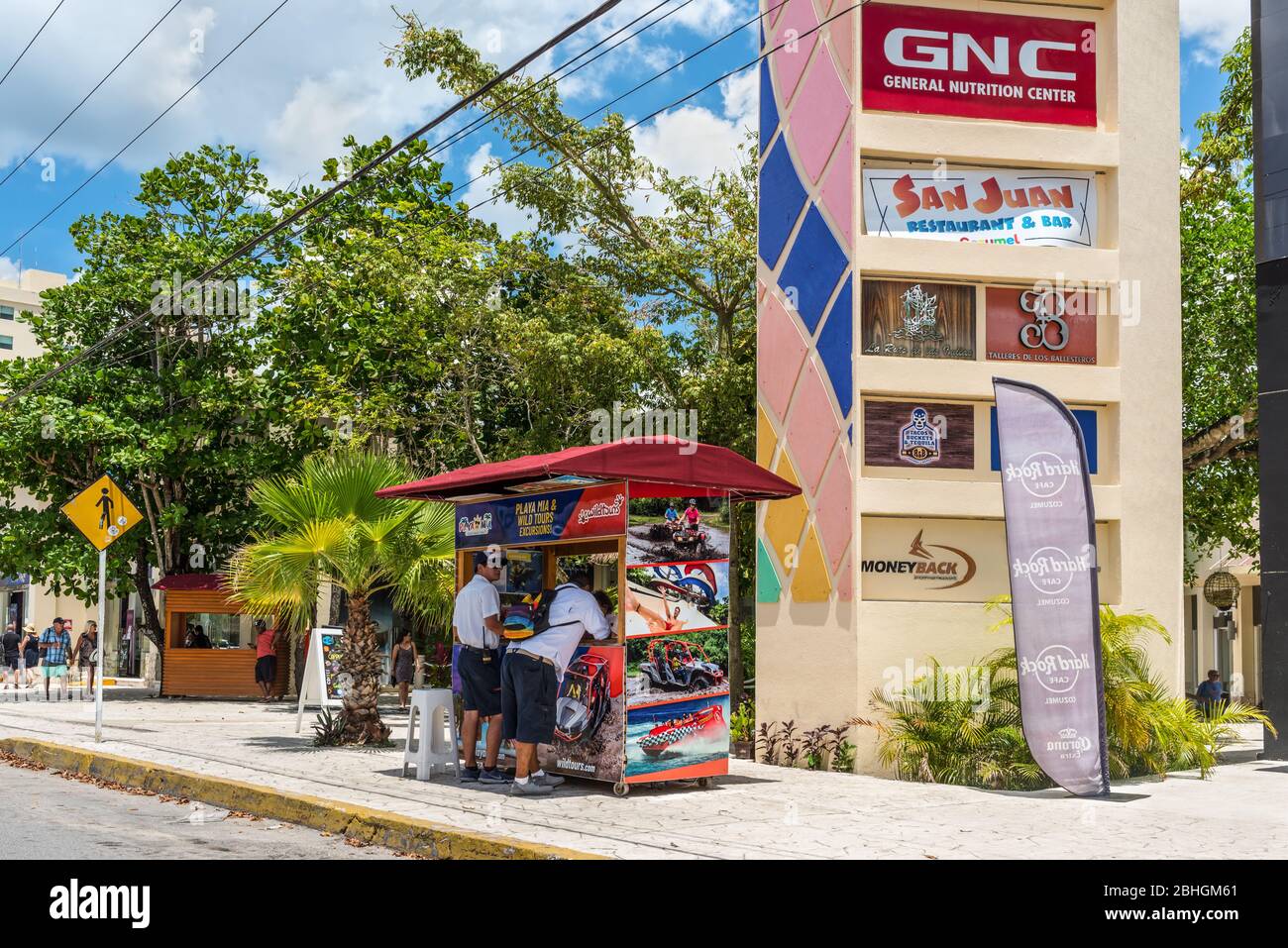 Cozumel, Mexiko - 24. April 2019: Tour-Informationskiosks im Playa Mia Grand Beach Park in Quintana Roo, Cozumel, Mexiko. Stockfoto
