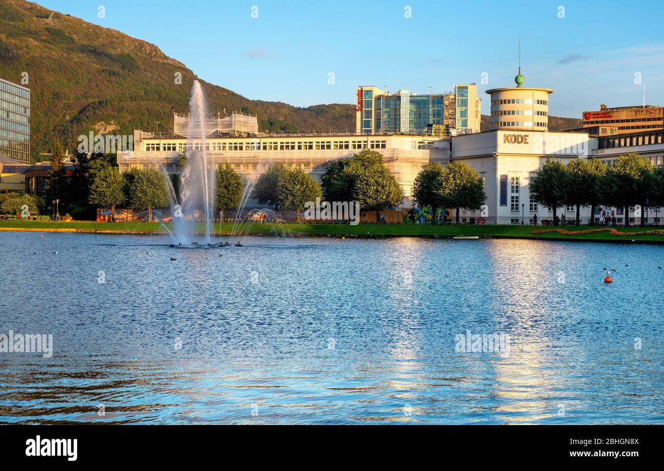 Bergen, Hordaland / Norwegen - 2019/09/03: Panoramablick auf das Stadtzentrum mit dem Park Lille Lungeren, dem Teich Lille Lungegardsvannet, dem Museum KODE 4 und dem Berg Stockfoto