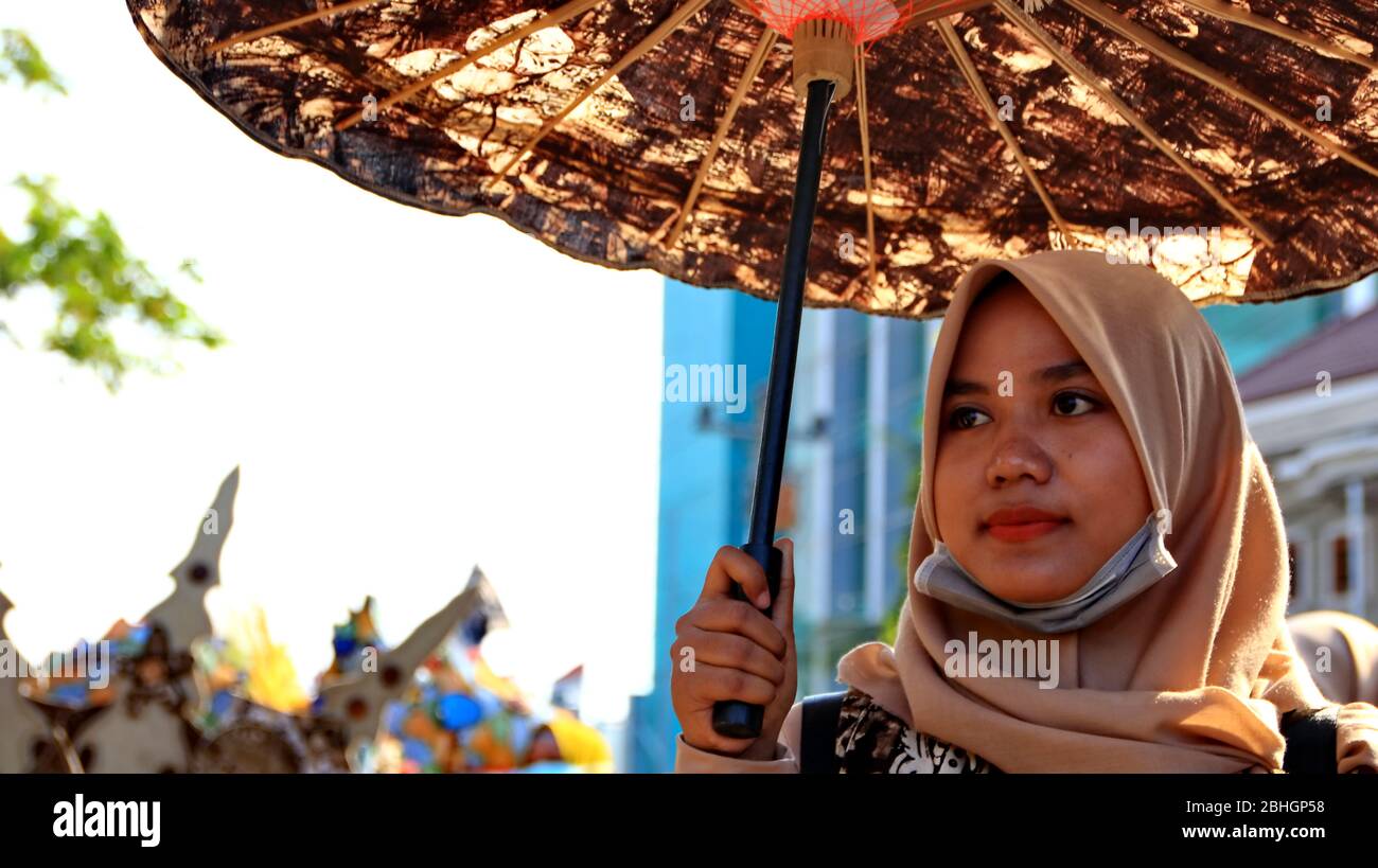 Pekalongan / Indonesien - 6. Oktober 2019: Wunderschöne Frauen tragen einzigartige Kostüme und tragen so ihre Teilnahme am Pekalongan Batik Karneval Stockfoto