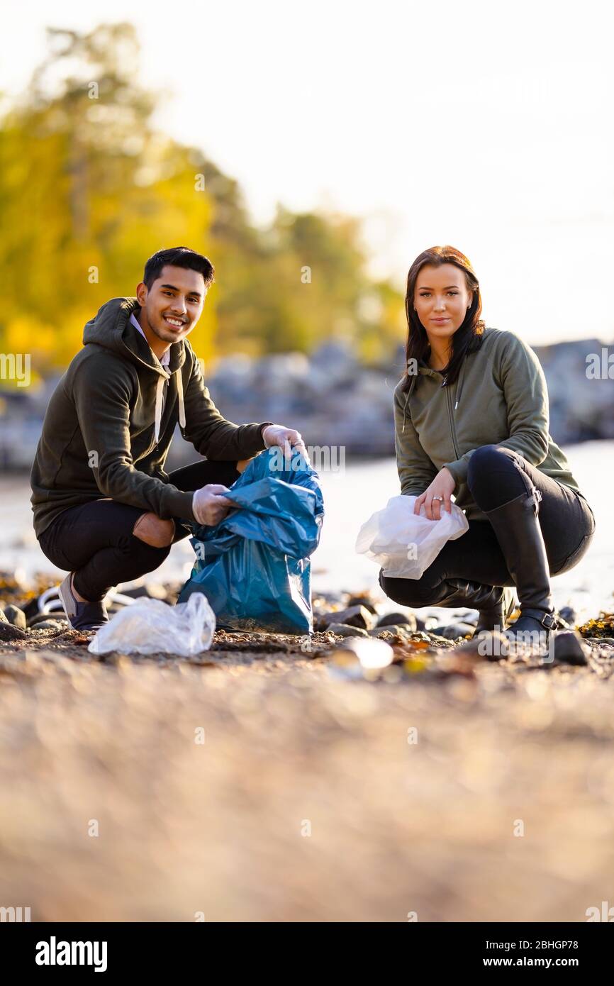 Portrait von lächelnden Umweltschutz freiwillige Reinigung Strand Stockfoto