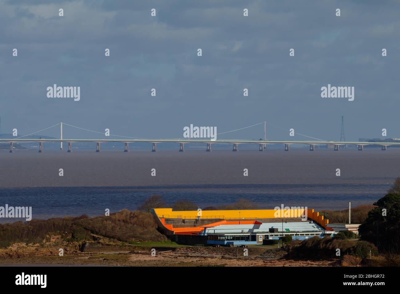 Portishead Schwimmbad und zweite Severn Kreuzung Stockfoto