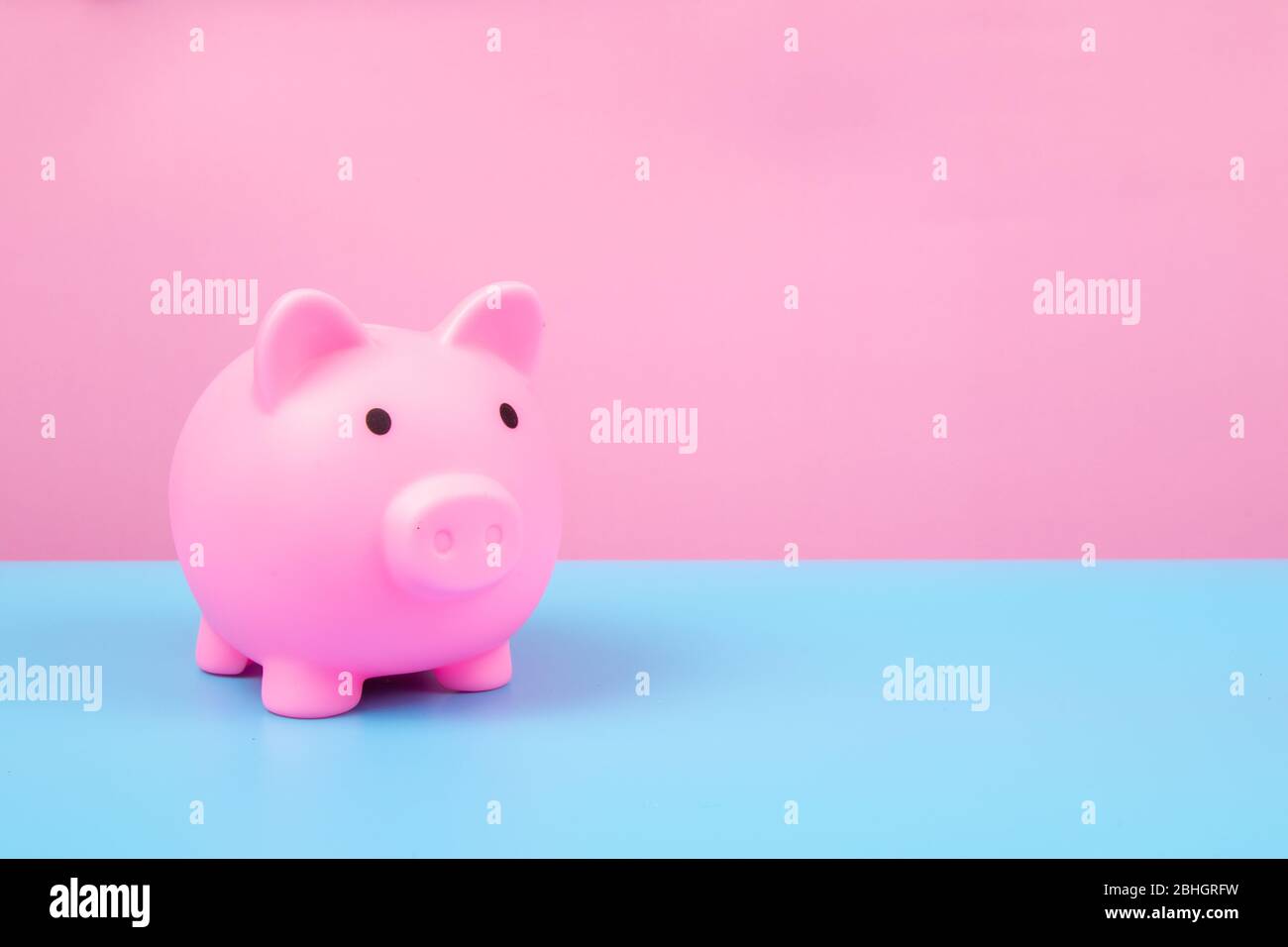 Rosa Piggy Bank auf Harmonie Hintergrund. Stockfoto
