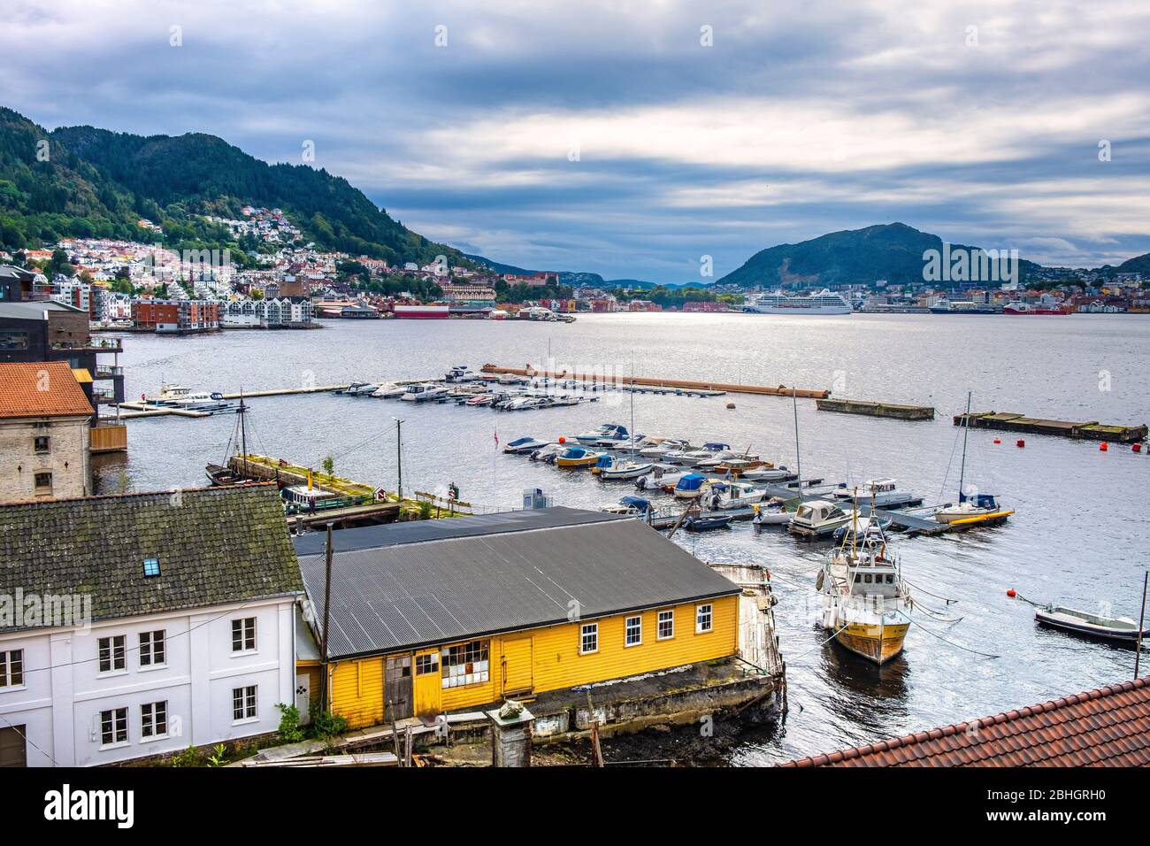 Bergen, Hordaland / Norwegen - 2019/09/06: Panoramablick auf den Hafen von Bergen - Bergen Havn - mit Schiffen, Yachten und Bergen Hügeln im Hintergrund Stockfoto