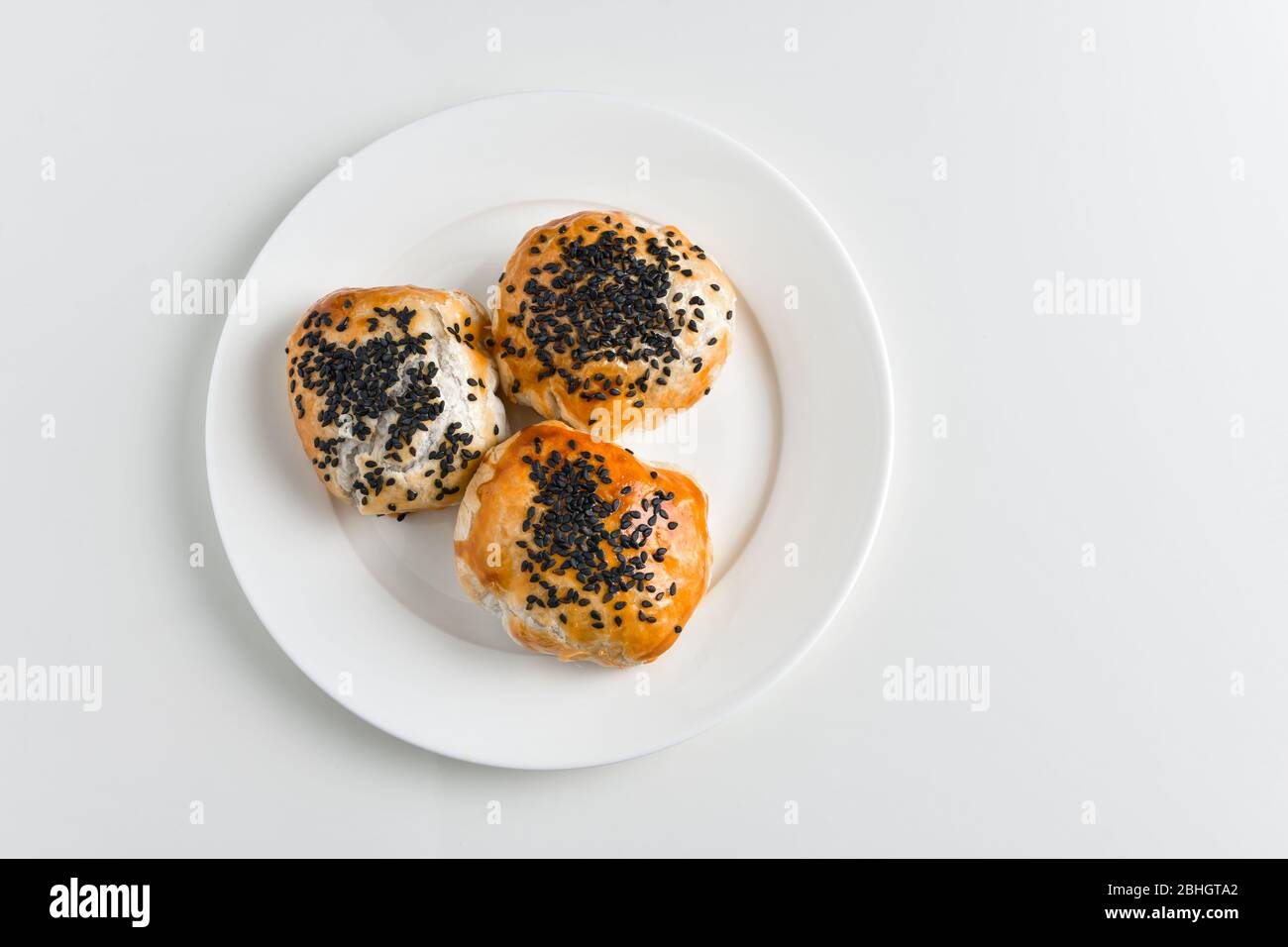 Chinesische rote Bohnenpaste Kuchen auf Keramikplatte, isoliert auf weißem Hintergrund Stockfoto