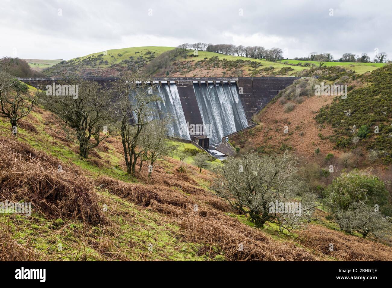 Meldon Dam und das Tal des West Okement River, Dartmoor National Park, Devon, England, Großbritannien. Stockfoto