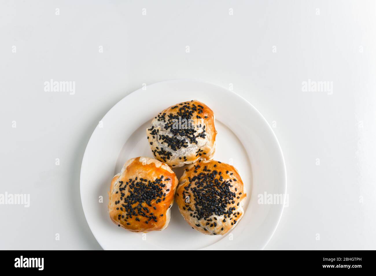 Chinesische rote Bohnenpaste Kuchen auf Keramikplatte, isoliert auf weißem Hintergrund Stockfoto