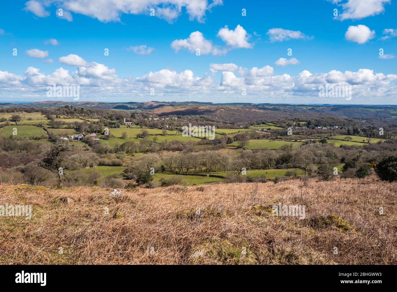 Blick Richtung Nordosten nach Manaton und St Winifred's Church, von Hayne Down, Dartmoor National Park, Devon, England, Großbritannien. Stockfoto