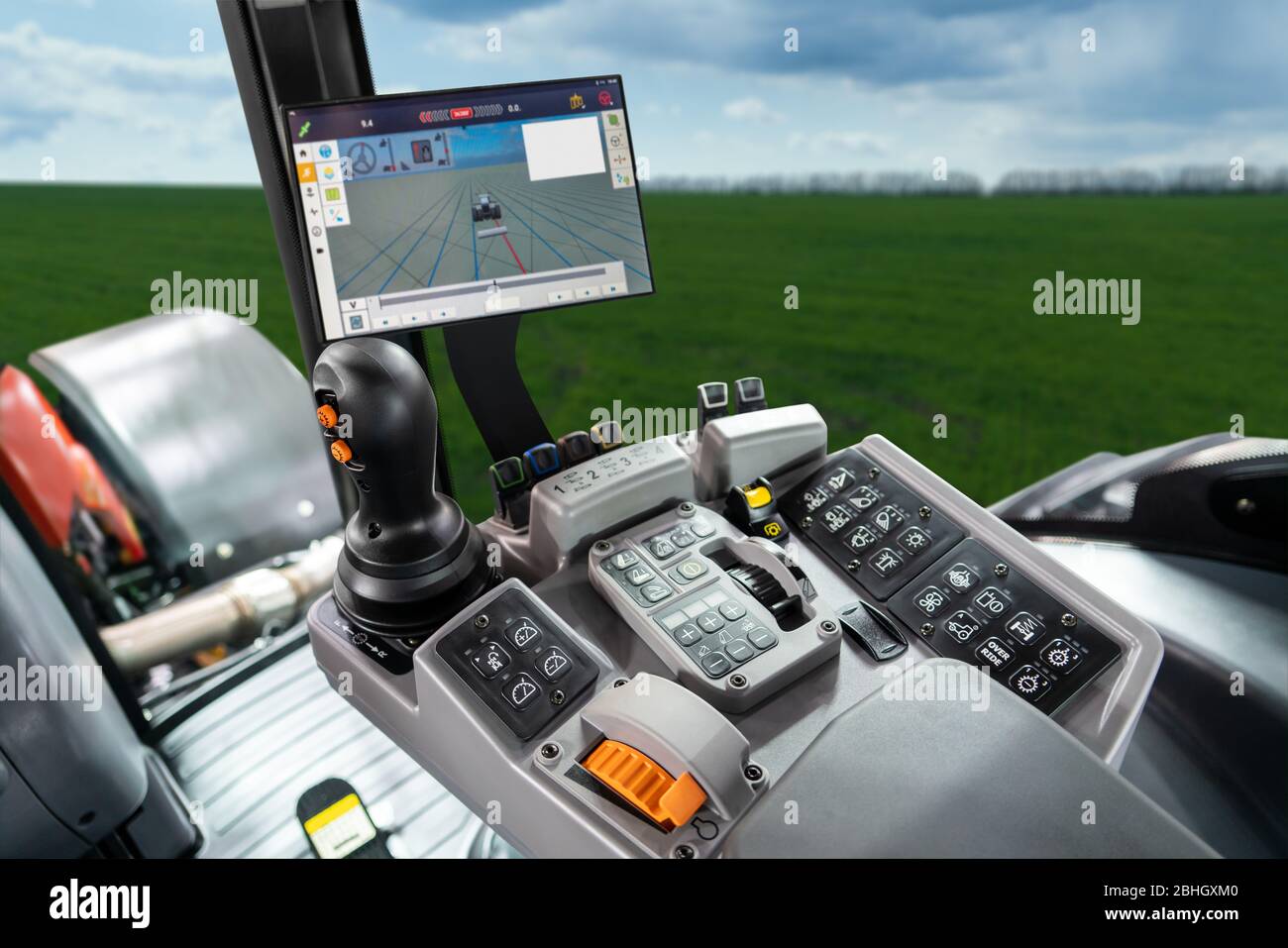 Autonomer Traktor, der auf dem Feld arbeitet. Intelligente Landwirtschaft Stockfoto