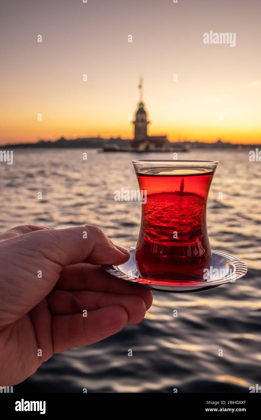 Traditioneller türkischer Tee in einem Glas mit Maiden Tower im Hintergrund in Istanbul, Türkei Stockfoto