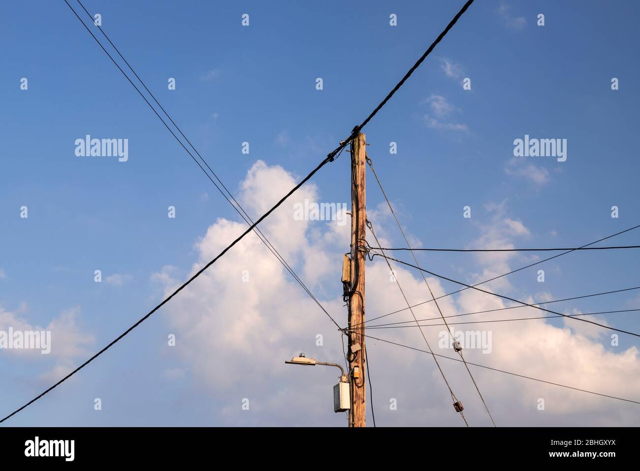 Holztelegraphenmast mit Strom- und Telekommunikationskabel Stockfoto