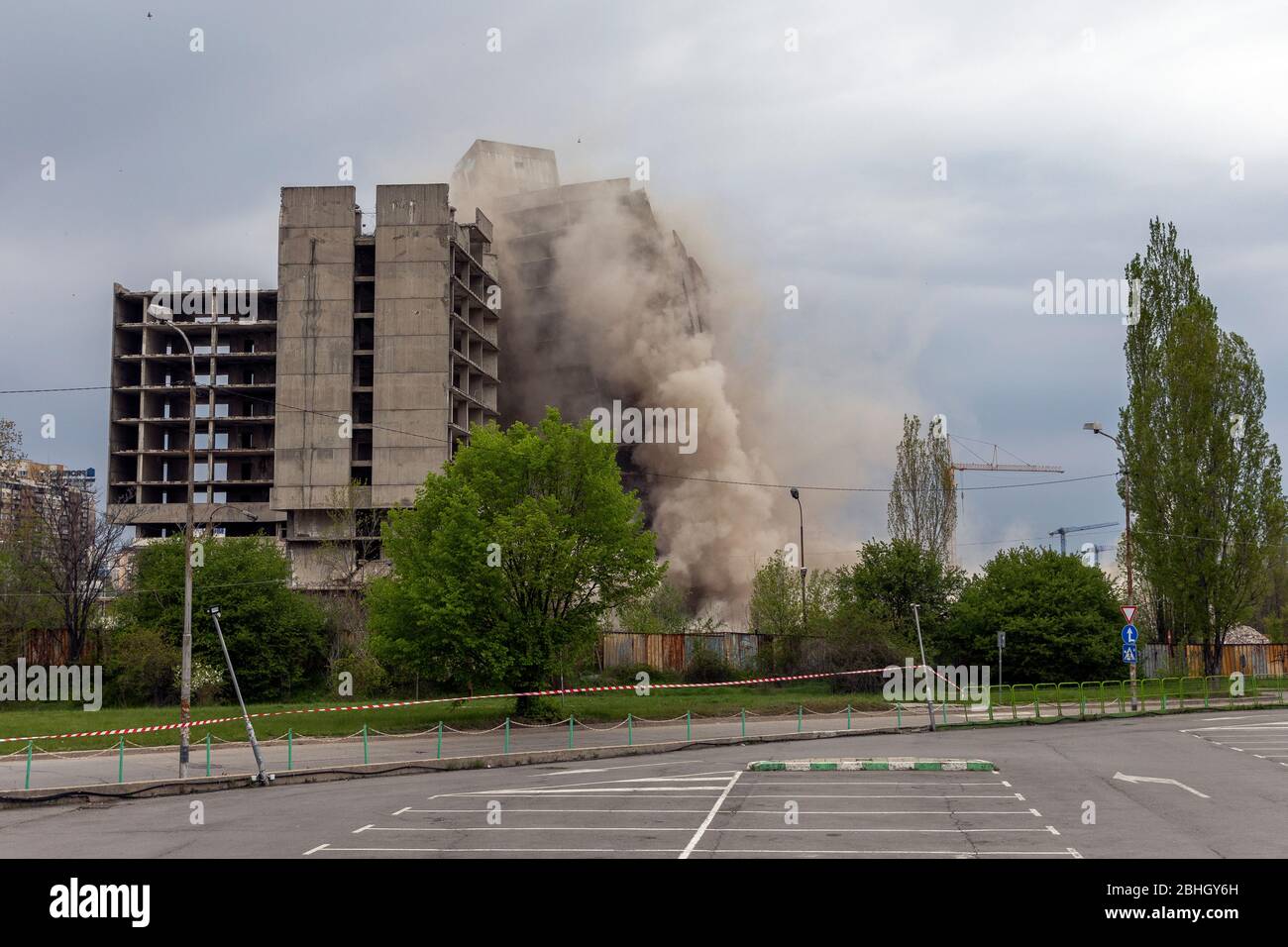 Gebäude implodiert, nach einer Reihe von Explosionen. Stockfoto