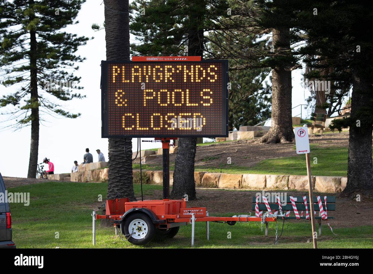 COVID-19 Sydney, elektronisches Schild am Strand von Sydney, das darauf hinweist, dass Spielplätze und der Strandpool wegen einer Coronavirus-Pandemie geschlossen sind Stockfoto