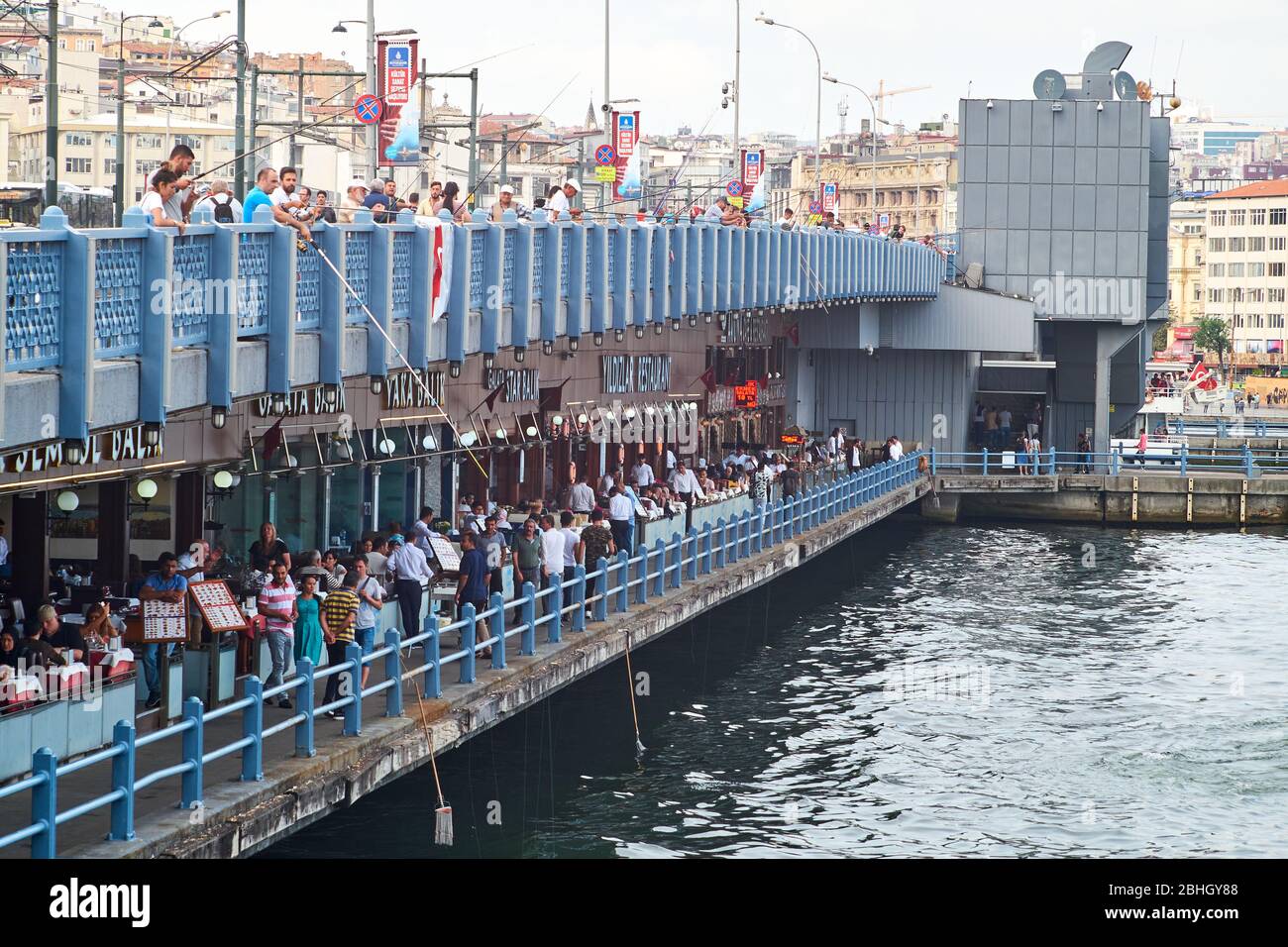 Istanbul, Türkei - 21. September 2017: Blick auf die charakteristische Galata-Brücke mit unzähligen Restaurants und Fischern Stockfoto