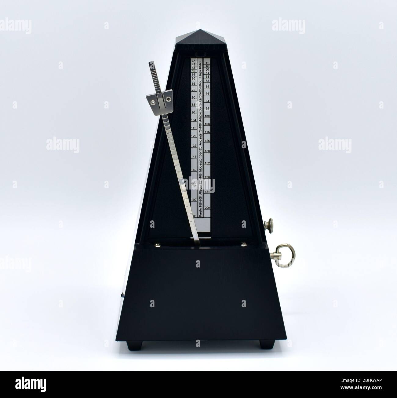 Schwarz Metronom isoliert auf einem weißen Hintergrund. Stockfoto