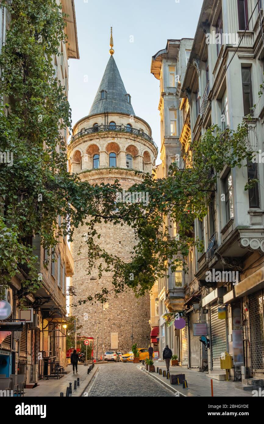 Blick auf die Straße am Galata Tower in der Altstadt von Istanbul, Türkei Stockfoto