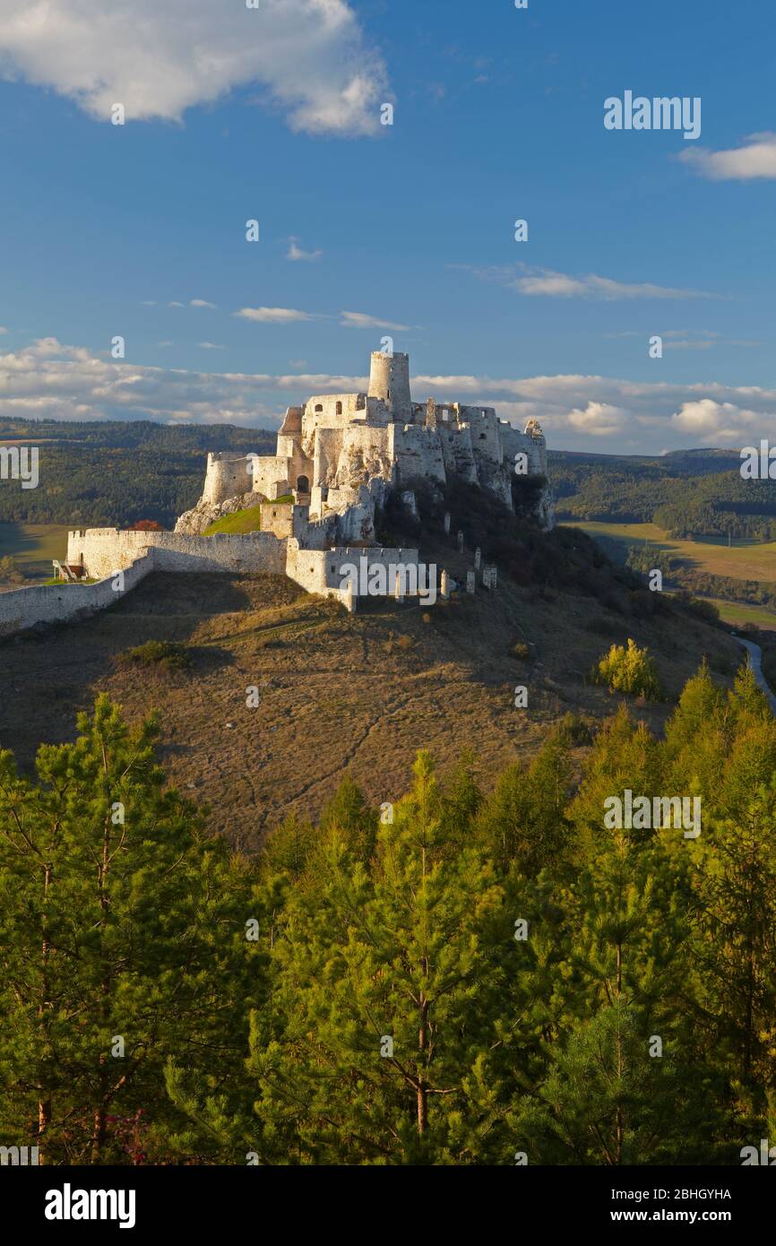 Die UNESCO Spiss Castle von weitem gesehen, von einem Lichteinfall in der Slowakei beleuchtet. Stockfoto