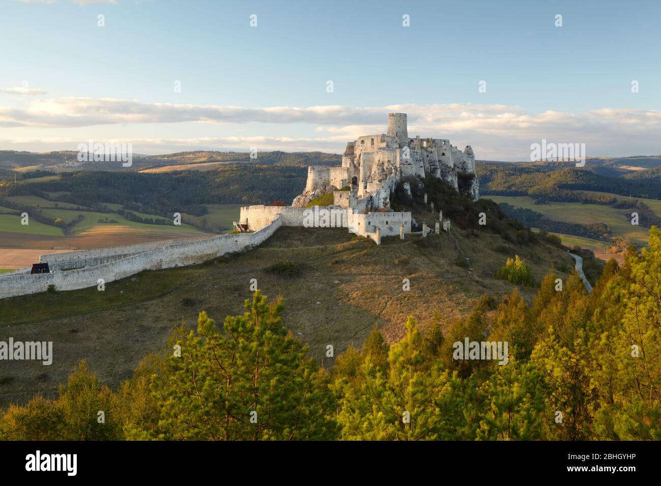 Die UNESCO Spiss Castle von weitem gesehen, von einem Lichteinfall in der Slowakei beleuchtet. Stockfoto