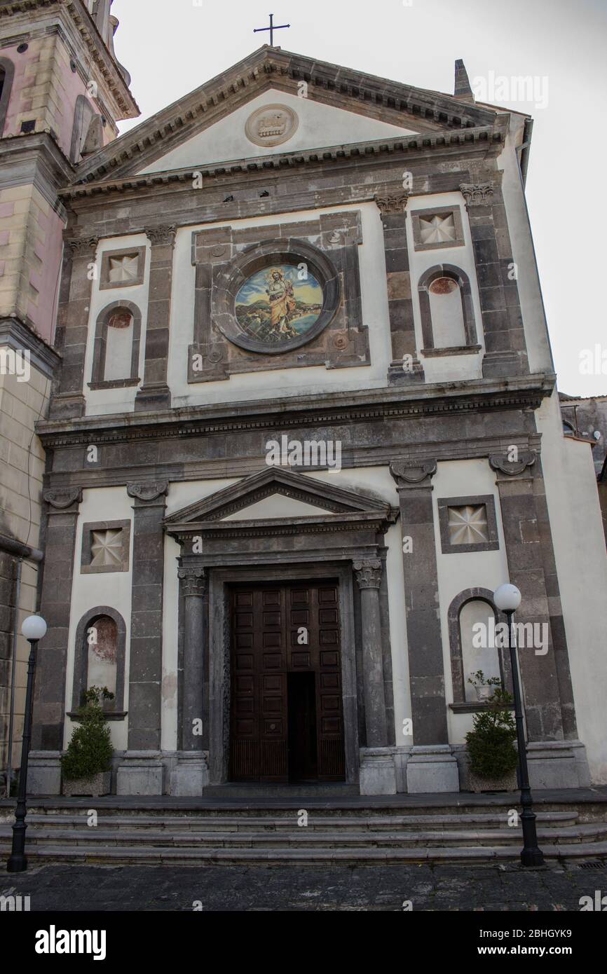 Fassade der Kirche San Giovanni Battista in Vietri sul Mare, einer Stadt an der Amalfiküste, die für ihre keramischen Arbeiten berühmt ist. Stockfoto