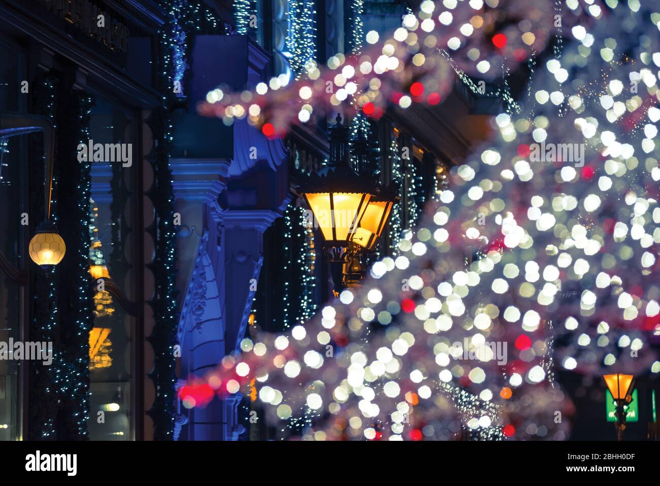 Weihnachtslichter auf der europäischen Stadtstraße Stockfoto