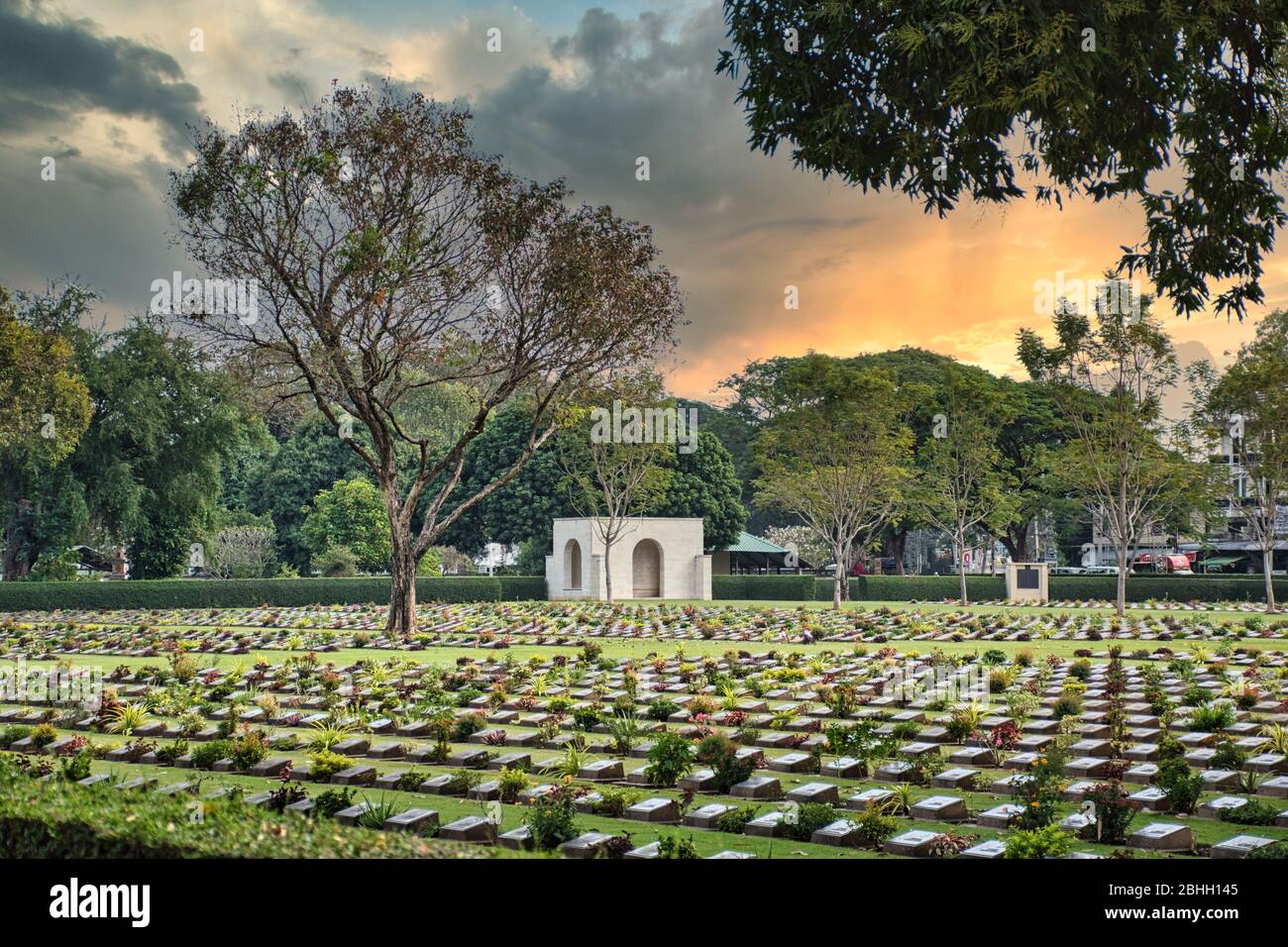 Kanchanaburi, Thailand 12.28.2019: Der Kanchanaburi Kriegsfriedhof oder Don-Rak Kriegsfriedhof ist der Hauptfriedhof für Kriegsgefangener (Kriegsgefangene) für Opfer von Japanes Stockfoto