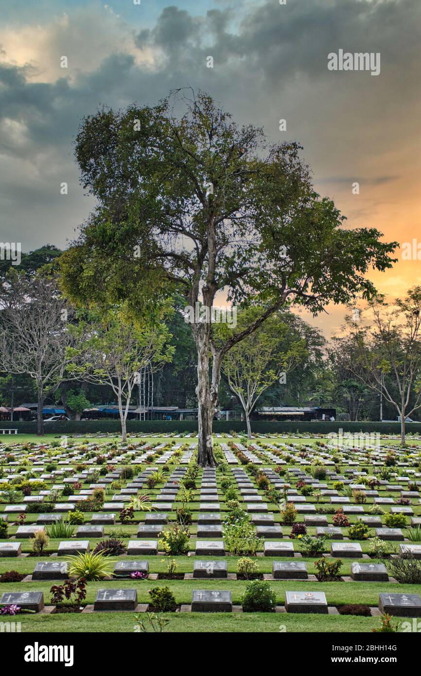 Kanchanaburi, Thailand 12.28.2019: Der Kanchanaburi Kriegsfriedhof oder Don-Rak Kriegsfriedhof ist der Hauptfriedhof für Kriegsgefangener (Kriegsgefangene) für Opfer von Japanes Stockfoto
